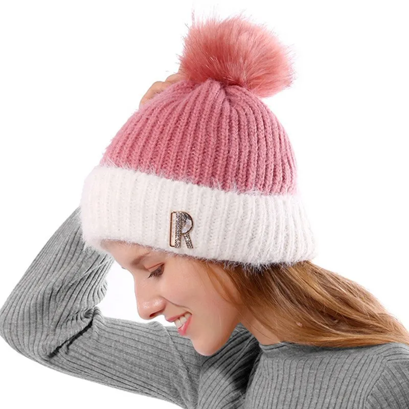 Bonnet tricoté avec lettre « R » et pompon en fourrure de lapin