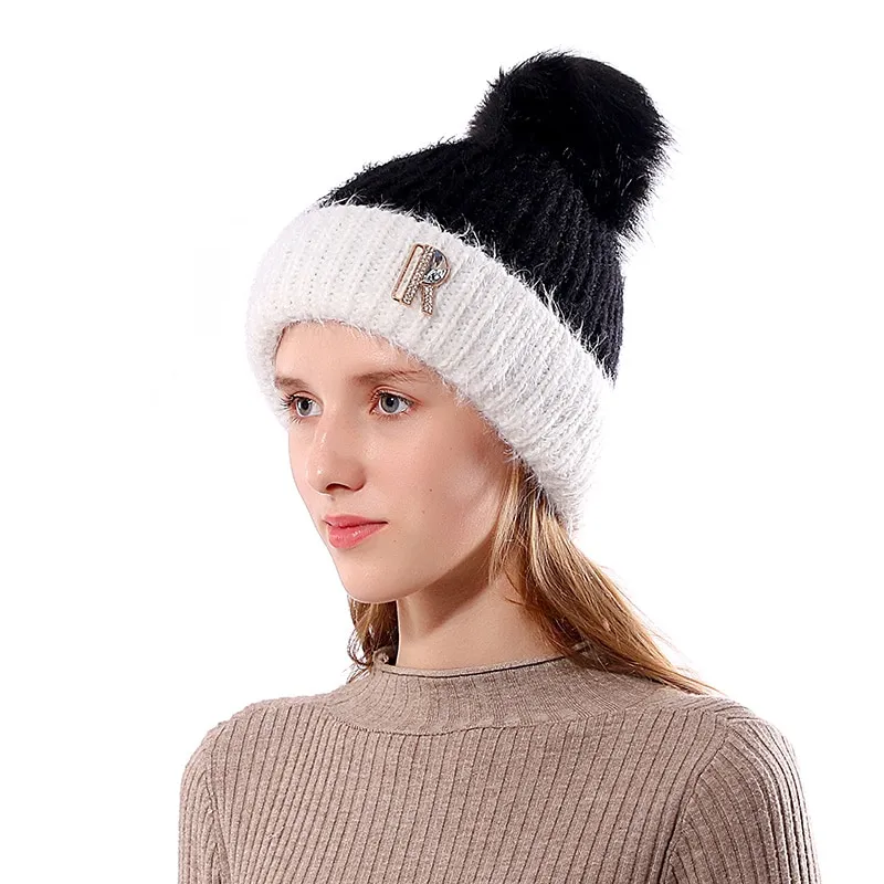 Bonnet tricoté avec lettre « R » et pompon en fourrure de lapin – Image 3