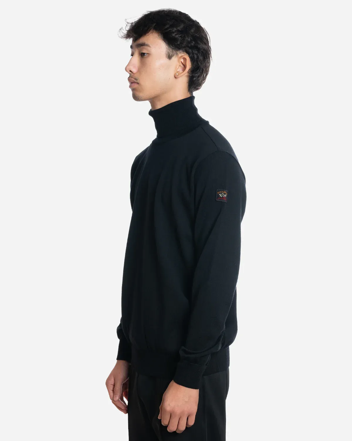 Col Roulé avec Badge Iconique – Image 2