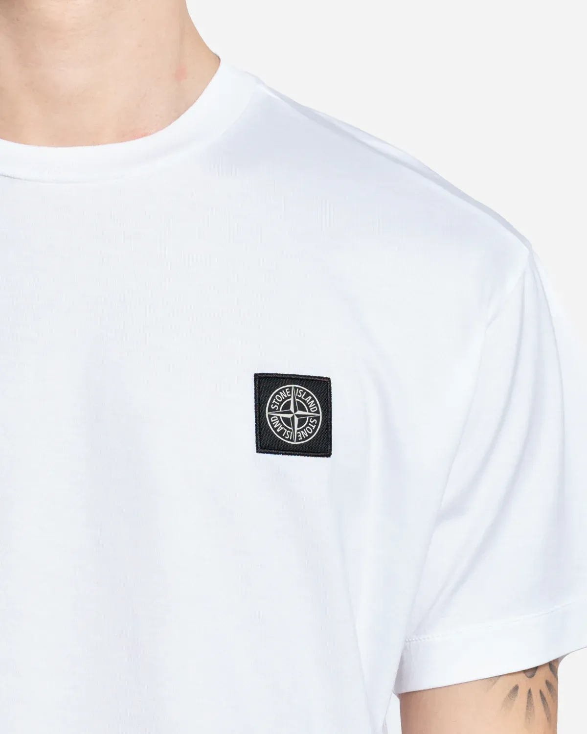 T-Shirt à Écusson Blanc – Image 2