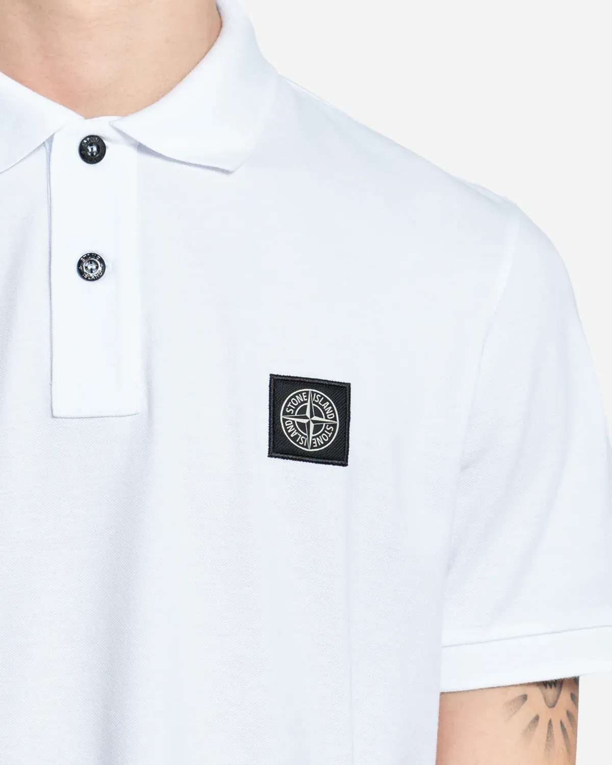 Polo à Écusson Blanc – Image 2